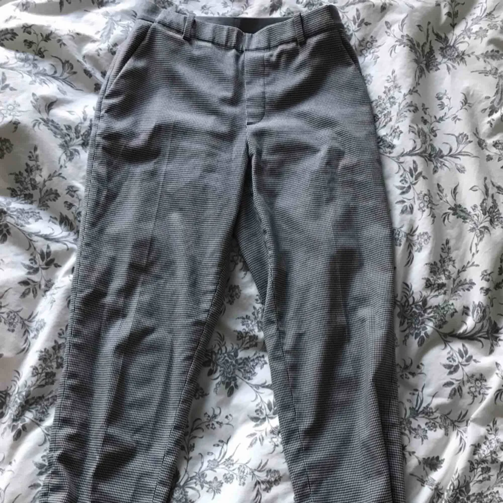 Skitsnygga kostymbyxor i snyggt mönster! Köpta på UNIQLO i HongKong, jättebra skick men tyvärr blivit för korta! Nypris, 400kr, mitt pris 180kr! Möts i Sthlm och postar!. Jeans & Byxor.