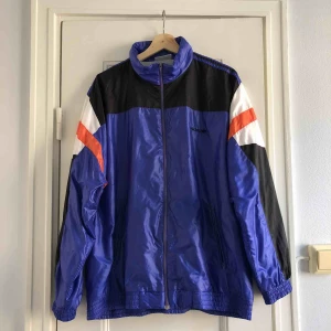  - En trackjacket från Adidas. Storlek L/44-46, unisex. Skick: 7.5/10. Levereras nytvättad. Finnes på Södermalm, Stockholm. Kan postas men då står Du för frakten, (55kr). Mvh Marija & Nugget