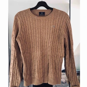  - Brun Gant tröja. Använd 2 gånger. Liten i storleken, passar en S. 