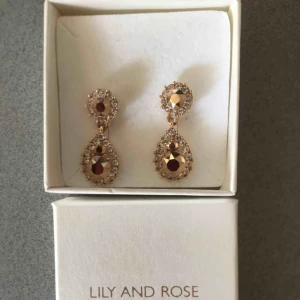  - Lily and rose som nya ,  använt bara 2 gånger .