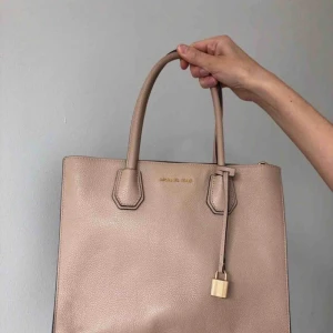  - Äkta Michael kors väska i nude beige färg .