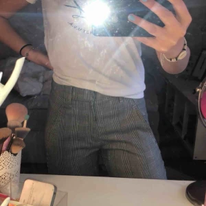  - Superfina rutiga kostym byxor från kappahl i fint skick Storlek- 32 Använda ett fåtal gånger Köptes för 400kr men säljer för 200kr  Går att skicka mot frakt kostnad