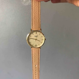  - Asfin klocka från regal (urr o penn). Köptes för 500kr i think i somras men säljes pga använder aldrig⚡️⚡️har gjort ett eget hål (se bild kmr 2) men inget man tänker på när man har på sig klockan! 