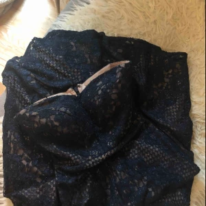  - 0, petit.  Motsvarar xs.  Balklänning, exklusiv.  Inköpt i Orlando, USA.  Använd en kväll.  Som ny.  Marinblå med diskret glitter. Vadderade kupor. Inga axelband 