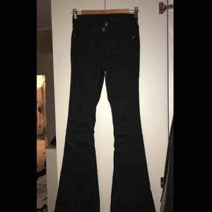 Ett par svarta bootcut jeans , frakten står köparen för 😊(55/60kr)