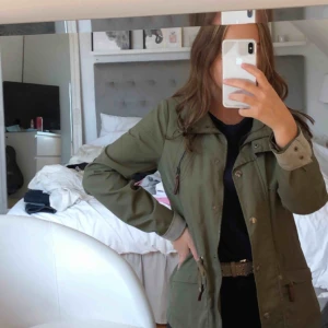  - Militärgrön jacka från vero Moda 