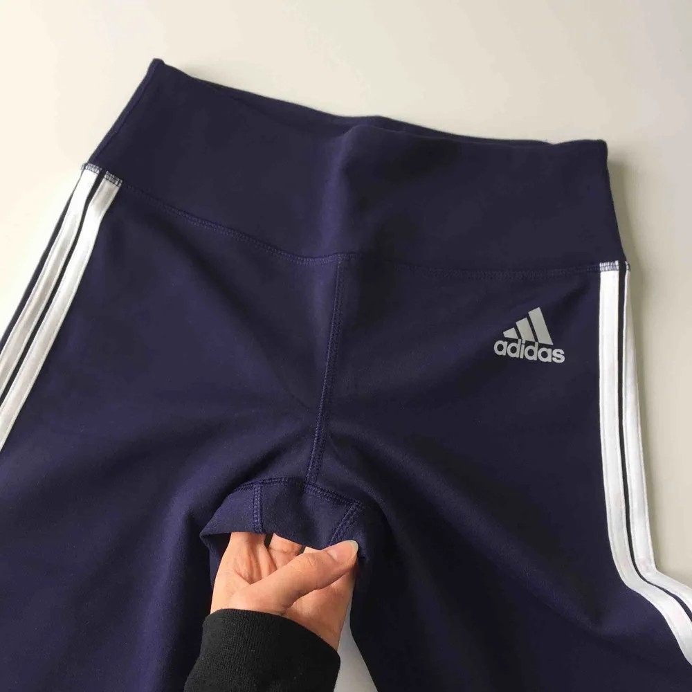 Finaste träningstightsen från Adidas clima365! Färg mörkblå. Endast tvättade ej använda så i nyskick. Höga i midjan och trekants söm i skrevet. Mycket cleana och bekväma! Tyvärr lite förstora för mig! ✨. Jeans & Byxor.