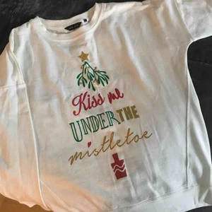  - Fin jultröja med glitter. Sparsamt använd. Jag är en M/38-40 och 171cm lång. Bor på Kungsholmen så lättast att träffas i stam för köp 😊