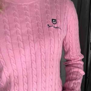 Rosa kabelstickad tröja från märket Bondelid, utgångs pris runt 500kr. Knappt använd och i fint skick. Skriv om du är intresserad. 