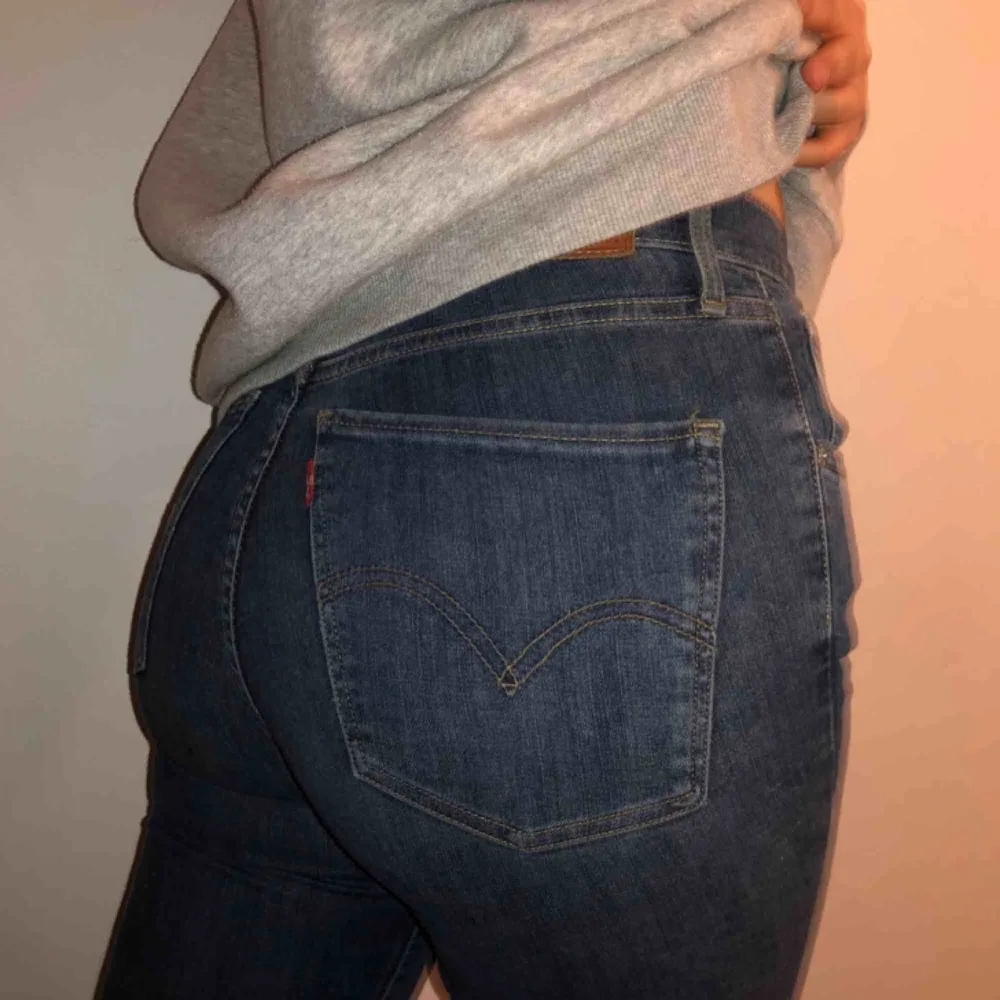 Ett par skinny Levis jeans, ganska använda men väldigt bra skick, inte sönder på något vis.  Waist 25 och Length 32, jag själv som vanligtvis har waist 27/28 kan komma i byxorna eftersom att de är väldigt stretchiga i materialet.  . Jeans & Byxor.