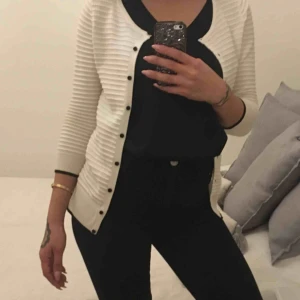  - Finstickad vit kofta, XS.   Aldrig använd, som ny! Säljs endast för att det inte är min stil.   Uppe på flera säljsidor, först till kvarn! Kika gärna på mina andra annonser 😍👍