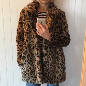  - Päls från Mango i storlek 34. Superfin fuskpäls i perfekt färg som stängs med en knapp. 