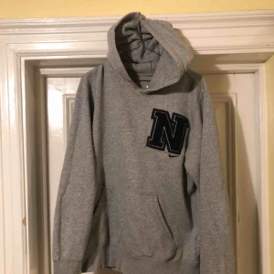  - Fet hoodie från Nike. Liten large så även nice som stor medium. Loggan är i frotté 
