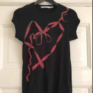  - Storlek M i 100% bomull. Sparsamt använd och i fint skick! Från H&M-samarbetet med Viktor & Rolf.