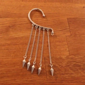  - Örhänge,Kan mötas upp vid t-centralen eller Odenplan, Kan skicka via post,10kr på frakt