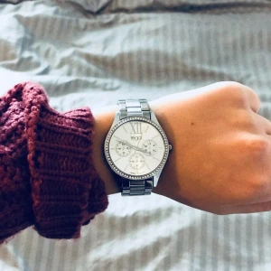  - Silvrig klocka från Ur&Penn! Använd en del men inget märkbart och glaset är som nytt då jag alltid haft på skyddsplast💗