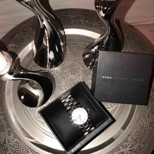  - En silvrig klocka med stenar från Marc Jacobs. Väl använd men är fortfarande i fint skick. Länkar medföljer så man kan justera storleken. Nypris 1.700 kr 