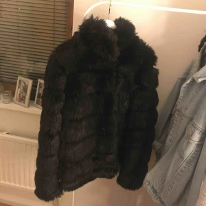  - Svart fuskpäls från Nelly. Bra skick.