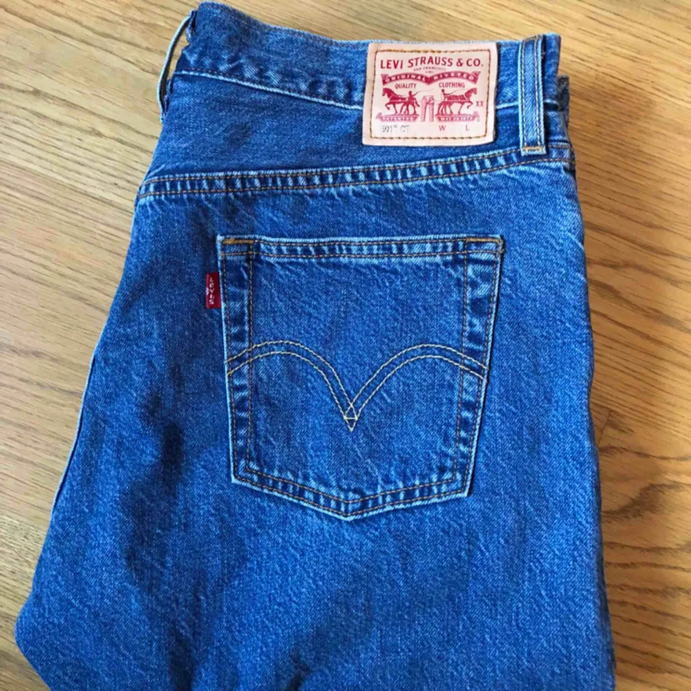 Ett par Levis jeans använda typ 2 ggr. Inköpta för några månader sen för 899kr. Modellen heter 501 CT (boyfriend jeans typ) och sista bilden är ett par i samma modell. Möts upp eller så står köparen för frakt på 54kr. Jeans & Byxor.