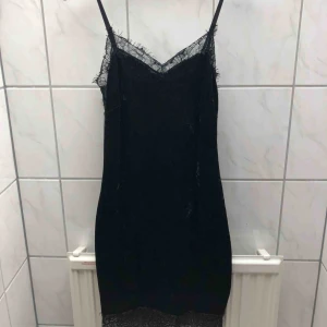  - Köpt från Bikbok för något år sedan. Användes en gång till en dejt , sedan dess har den endast hängt i garderoben.  Materialet är av mocka så den är inte smutsig utan det är mocka tyget. 