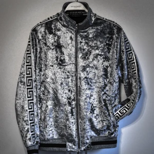  - (vid snabb affär kan jag gå ner i pris) Supercool tröja/jacka som är i reflekterande sammet! Förmodligen enda i Sverige så speciell är den verkligen! Den har två dragkedjefickor och två innerfickor. Köpt i Miami USA men den var inte min stil insåg när jag kollade i min garderob så jag hoppas någon annan kan bära den! . Den är i perfekt skick för jag har knappt använt den (4 gånger) och haft den hängandes på galge endast! Kan mötas upp och frakta :D Köptes för 1400kr detta år. 