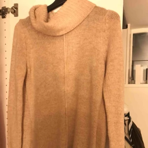  - Säljer denna stickade klänning i strl S skulle jag säga, 120kr💖