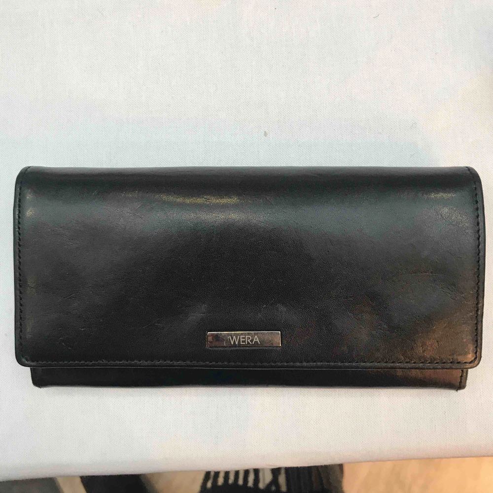 Svart plånbok i skinn från Wera | Plick Second Hand