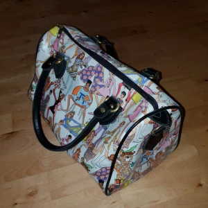  - Snygg väska med tjejer på, är rymlig och i bra skick! Det tillkommer ett fraktpris på 50 kr! 
