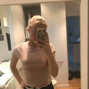  - Strl M men passar S. Ljusrosa topp med lite djupare rygg. Fraktas eller möts upp