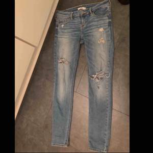Jeans med slitningar från hollister