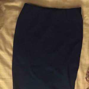  - Knälång kjol från Ginatricot med slits på baksidan. OBS! Säljer endast till personer som kan ta sig till Helsingborg för att köpa, skickar inget via post.