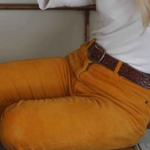  - Senapsgula manchesterbyxor från Monki💛🧡 Jag köpte dem i våras men har bara använt dem få antal gånger. Byxorna är snarare som en 36 i storlek. Du står för frakten, 70kr.