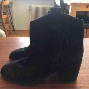 Ankle boots from & Other Stories made in real leather . In perfect conditions. I used just a few times.