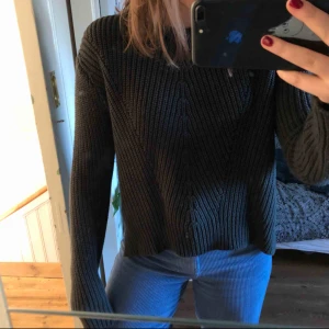  - Tjock stickad tröja i grå/brun färg. Skön och snygg med slits på sidorna. Säljs pga används inte. Köparen står för frakt.