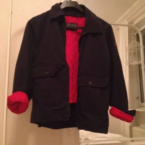 Mörkblå Bombarliknande jacka från Levi's. Pris kan diskuteras  - Mörkblå Bombarliknande jacka från Levi's. Pris kan diskuteras 