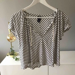  - VAD: Blus från Filippa K MATERIAL: Lyocell SKICK: Utmärkt