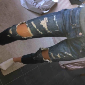  - Boyfriendjeans från hollister. Passar många storlekar, beroende på vilken passform man vill ha.