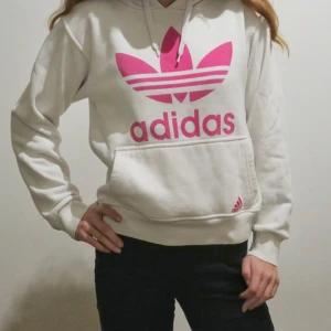  - Snygg hoodie från Adidas! Vit hoodie med rosa Adidas tryck. Använd enstaka gånger. Väldigt bra skick. Köparen står för frakten. Tar bara swish! Hör av dig vid intresse eller om du har några frågor💜