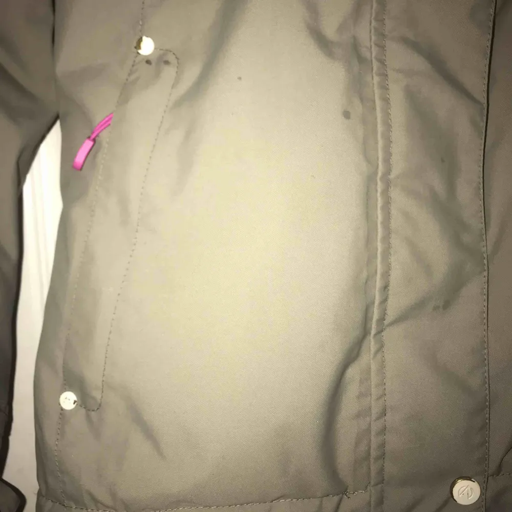 Skidjacka som är använd en vinter. Storlek 36. Finns lite defekter såsom att färg har lossnat från dem vita knapparna och små fläckar som nog går bort i tvätten. Jackan är i en mörkgrön färg med rosa detaljer, och rosa inuti.  350 + frakt . Jackor.