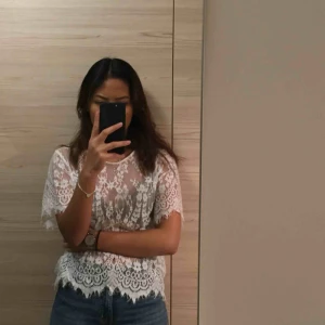  - Genomskinlig spets topp, som är köpt från bikbok. Säljer den på grund av att jag knappt använder det. Jag har använt det tre gånger, så den är i bra skick.