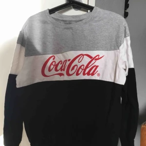  - Coca cola tröja! Använd 1-2 gånger så i mycket fint skick. Nypris-200 Mitt pris-100  Köparen står för frakten
