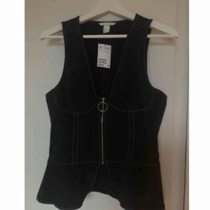  - Linne med kedja fram och ”korsettstuk”, med tydliga sömmar. Aldrig använt! Var tänkt som lite loose fit, så på mig som är S/M sitter den inte tight. Frakt tillkommer!