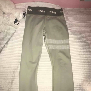  - Stronger träningstights  i storlek S/M. Nästan aldrig använda pga av fel storlek. Nypris 699 snabb affär tänkbart att sänka priset.
