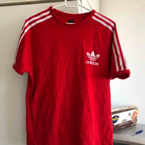  - nice t shirt från adidas, vintage men kommer inte till användning. frakt tillkommer 39kr