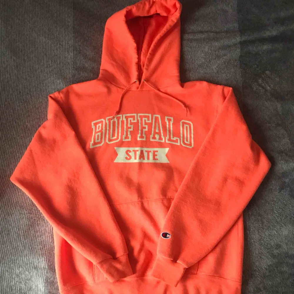 Vintage Champion hoodie, nyskick, färgen är orange/laxfärgad, pm för mer bilder/info. Hoodies.