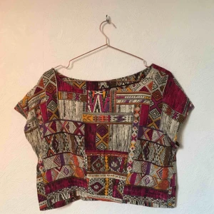  - En t-shirt med fint mönster, sparsamt använd och i väldigt bra skick. Frakt ingår i priset 💕