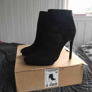  - Stövletter från Zara i storlek 38. Använda 1-2 gånger och i fint skick.  Kan mötas upp i Gävle, Uppsala eller Stockholm.  Kan även skicka men då betalar köparen frakten. 