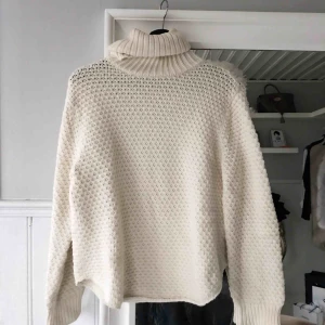  - Stickad polo i gräddvit, boxig modell. Använd 1-2 gånger.  