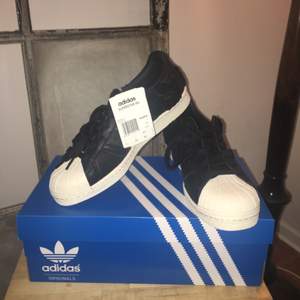 Brand new, never used Adidas Originals Superstar 80s  Retail price:  1199 sek Comes with the box and tag Size 40 2/3   Shipping not included, meet ups in Stockholm!