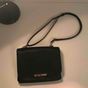  - Jättefin väska från monki!! Köparen står för frakt